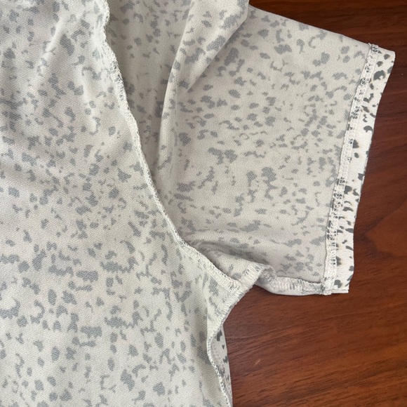 Express Body Contour Tee - Picture 6 of 9